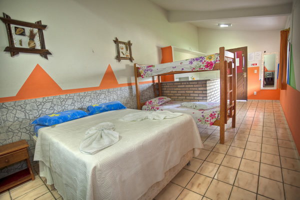 Pousada Paraiso Del Dourado Suite Máster Vista al Mar : ATE 4 PESSOAS
Ar cond Split,Frigobar,Ducha Quente,Box Cristal,Ducha Higienica,Varanda,Tv a Cabo, Internet wireless,Com café da manha.
- Pousada Paraiso Del Dourado