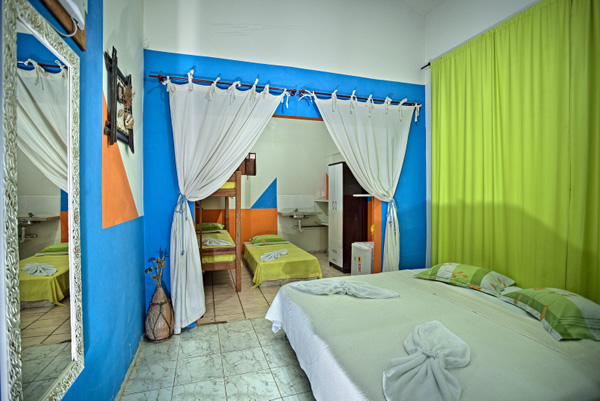 Pousada Paraiso Del Dourado Suite Standard : ATE 5 PESSOAS
Ar Cond,Frigobar,Ducha Quente,Box Cristal,Ducha Higienica,Tv a Cabo, Internet wireless,Não varanda, Não vista ao mar.
- Pousada Paraiso Del Dourado