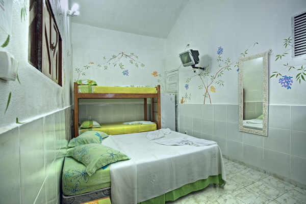 Pousada Paraiso Del Dourado Suite Standard : ATE 4 PESSOAS
Ar Cond,Frigobar,Ducha Quente,Box Cristal,Ducha Higienica,Tv a Cabo, Internet wireless,Não varanda, Não vista ao mar.
- Pousada Paraiso Del Dourado