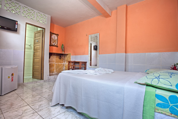 Pousada Paraiso Del Dourado Suite Executivo Terreo: CASAL
Ar Cond,Frigobar,Ducha Quente,Box Cristal,Ducha Higienica,Tv LCD 19 Pulgadas a Cabo,Internet Wireles Dentro da Suite,Cofre,Com café da manha.
- Pousada Paraiso Del Dourado
