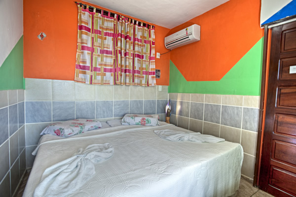 Pousada Paraiso Del Dourado Suite Máster Vista al Mar : CASAL
Ar cond Split,Frigobar,Ducha Quente,Box Cristal,Ducha Higienica,Varanda,Tv a Cabo, Internet wireless,Com café da manha.
- Pousada Paraiso Del Dourado