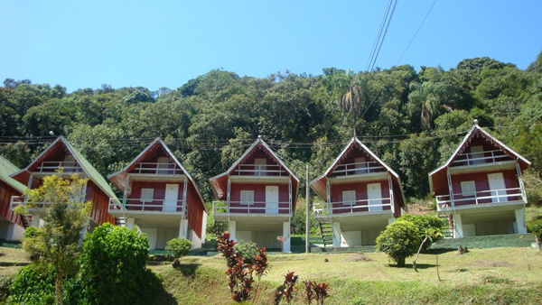 Hotel Piccolo Mondo CHALÉS COM VISTA PANORÂMICA COMPOSTOS DE SALA DE ESTAR COM TV E FRIGOBAR, QUARTO PARA CASAL E QUARTO PARA SOLTEIRO. - Hotel Piccolo Mondo