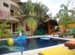 Área de lazer bastante arejada; com piscina, varanda e jardim. Ideal para o descanso e diversão da família. 