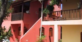 área dos chalés e casa -conforto, num ambiente aconchegante, arborizado, com passaros, beija flores, :: Pousada Gabriela - Arraial D'Ajuda BA área dos chalés e casa -conforto, num ambiente aconchegante, arborizado, com passaros, beija flores, :: Pousada Gabriela - Arraial D'Ajuda BA