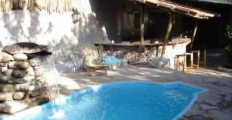 Piscina com cascata e hidromassagem.