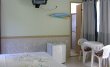 suíte quadrupla no térreo com varanda e rede frente a piscina 
