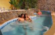 piscina do lado que tem hidro massagem.