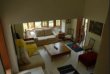 Outra visual da sala ao primeiro andar, com ampla janela que da luz á casa toda. Área social e famil
