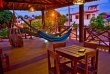deck de madeira com redes para descanço