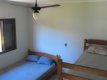 Quarto com cama de casal e triliche :: Chalés Boracéia - Bertioga SP Quarto com cama de casal e triliche :: Chalés Boracéia - Bertioga SP
