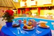 café da manhã a beira da piscina
