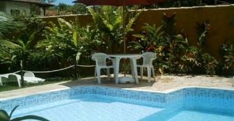 Piscina com uma parte para crianças com mesa, cadeiras e guarda sol :: Chalés e Suítes da Tina Piscina com uma parte para crianças com mesa, cadeiras e guarda sol :: Chalés e Suítes da Tina