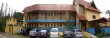 Outra foto da fachada e estacionamento