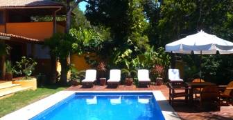 Grande piscina rodeada por um jardim tropical :: Pousada Jardim das Margaridas - Foto 1 Grande piscina rodeada por um jardim tropical :: Pousada Jardim das Margaridas - Foto 1