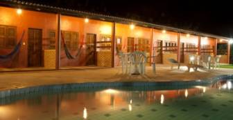 Vista noturna da Piscina e dos Apartamentos :: Pousada dos Hibiscos - Foto 1 Vista noturna da Piscina e dos Apartamentos :: Pousada dos Hibiscos - Foto 1