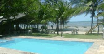A piscina que fica em frente ao mar ao lado do restaurante e também em frente aos chalés que estão de frente ao mar :: Pousada Chalés do Mar - Foto 1 A piscina que fica em frente ao mar ao lado do restaurante e também em frente aos chalés que estão de frente ao mar :: Pousada Chalés do Mar - Foto 1