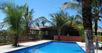 Piscina com apoio de bar, com vista magnifica sobre a praia do Preá. :: Pousada Sítio Phoenix - Foto 1 Piscina com apoio de bar, com vista magnifica sobre a praia do Preá. :: Pousada Sítio Phoenix - Foto 1