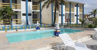 Parte de trás da pousada. Apartamentos com varanda de frente para o mar e vista da piscina e parque :: Pousada Solar das Flores - Foto 1 Parte de trás da pousada. Apartamentos com varanda de frente para o mar e vista da piscina e parque :: Pousada Solar das Flores - Foto 1