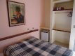 Vista da cama de casal, frigobar e vestiário. :: Pousada Solar das Flores - Foto 9 Vista da cama de casal, frigobar e vestiário. :: Pousada Solar das Flores - Foto 9