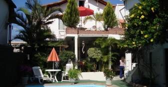 Fundos da casa com um belo jardim e uma piscina muito bem cuidada a disposição dos hóspedes :: Pousada Chalé Mineiro Hostel - Foto 1 Fundos da casa com um belo jardim e uma piscina muito bem cuidada a disposição dos hóspedes :: Pousada Chalé Mineiro Hostel - Foto 1