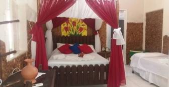 Apta adaptado para 4 pessoas, possui 1 cama casal e 2 de solteiros, linda decoração de cama indiana com véu vermelho. :: Pousada Praia dos Milagres - Foto 1 Apta adaptado para 4 pessoas, possui 1 cama casal e 2 de solteiros, linda decoração de cama indiana com véu vermelho. :: Pousada Praia dos Milagres - Foto 1