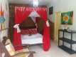 Apta adaptado para 3 pessoas, 1 cama de casal e 1 de solteiro, decoração romântica com nossa bela cama indiana véu vermelho. :: Pousada Praia dos Milagres - Foto 5 Apta adaptado para 3 pessoas, 1 cama de casal e 1 de solteiro, decoração romântica com nossa bela cama indiana véu vermelho. :: Pousada Praia dos Milagres - Foto 5