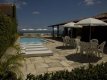 área da piscina com os footons,mesas e cadeiras,guarda-sóis e o bar de piscina,onde são servidos vários tipos de petiscos,bebidas,coquetéis,sorvetes,etc. :: Pousada Baia dos Corais - Foto 2 área da piscina com os footons,mesas e cadeiras,guarda-sóis e o bar de piscina,onde são servidos vários tipos de petiscos,bebidas,coquetéis,sorvetes,etc. :: Pousada Baia dos Corais - Foto 2