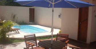 Área com piscina, mesa, cadeiras e guarda-sol :: Pousada Cabufa - Foto 2 Área com piscina, mesa, cadeiras e guarda-sol :: Pousada Cabufa - Foto 2