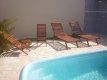 Espreguiçadeiras e chuveiro ao redor da piscina :: Pousada Cabufa - Foto 18 Espreguiçadeiras e chuveiro ao redor da piscina :: Pousada Cabufa - Foto 18