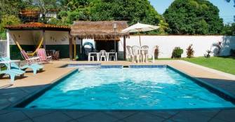 Piscina, redário e local para descanso, mesas para refeições na área de sapê. :: Pousada Luau de Maricá - Foto 1 Piscina, redário e local para descanso, mesas para refeições na área de sapê. :: Pousada Luau de Maricá - Foto 1