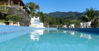 Piscina semi olímpica aberta com borda infinita :: Pousada La Dolce Vita Paraty - Foto 1 Piscina semi olímpica aberta com borda infinita :: Pousada La Dolce Vita Paraty - Foto 1