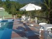 Área da piscina com espreguiçadeiras, guarda-sóis, mesas e cadeiras :: Pousada La Dolce Vita Paraty - Foto 4 Área da piscina com espreguiçadeiras, guarda-sóis, mesas e cadeiras :: Pousada La Dolce Vita Paraty - Foto 4