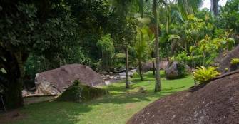 Jardim com cachoeira ao fundo :: Pousada Alarum - Foto 1 Jardim com cachoeira ao fundo :: Pousada Alarum - Foto 1
