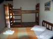 Vista interna da suíte com cama de casal e 01 beliche, com com varanda e rede. :: Pousada Cabeça do Índio - Foto 9 Vista interna da suíte com cama de casal e 01 beliche, com com varanda e rede. :: Pousada Cabeça do Índio - Foto 9