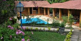 Piscina de uso coletivo com vista para os jardins no Hotel Bougainville - Penedo / RJ :: Hotel Pousada Bougainville - Foto 1 Piscina de uso coletivo com vista para os jardins no Hotel Bougainville - Penedo / RJ :: Hotel Pousada Bougainville - Foto 1