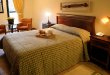 Ampla área com confortável cama Queen size integrada de sala de estar, com mesa e poltronas, banheir :: Pousada Arcadia - Foto 4 Ampla área com confortável cama Queen size integrada de sala de estar, com mesa e poltronas, banheir :: Pousada Arcadia - Foto 4