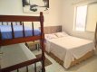 Visão geral do quarto com beliche, cama de casal, janela e decorações amostra :: Pousada Solriso - Foto 21