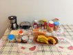 Alimentos disponíveis no café da manhã e liberados para consumo, contem bananas, café, bolachas e complementos para comer com pão. :: Pousada Solriso - Foto 11