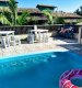 Piscina externa com cadeiras espreguiçadeira, mesa com cadeiras e guarda sol. :: Pousada Cantinho do Rosa - Foto 13 Piscina externa com cadeiras espreguiçadeira, mesa com cadeiras e guarda sol. :: Pousada Cantinho do Rosa - Foto 13