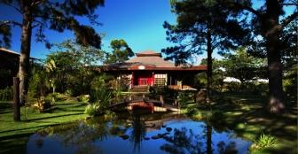No lindo Templo do Lótus Branco, os hóspedes tem a oportunidade de experimentar diversas meditações e técnicas corporais como yoga, pilates e tai chi. :: Pousada Mevlana Garden - Foto 1 No lindo Templo do Lótus Branco, os hóspedes tem a oportunidade de experimentar diversas meditações e técnicas corporais como yoga, pilates e tai chi. :: Pousada Mevlana Garden - Foto 1