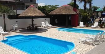Área externa: 02 piscinas e churrasqueira. :: Hotel Conexão - Foto 1 Área externa: 02 piscinas e churrasqueira. :: Hotel Conexão - Foto 1