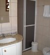 Um dos banheiros de um quarto :: Pousada Bizkaia - Foto 6 Um dos banheiros de um quarto :: Pousada Bizkaia - Foto 6