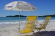 Cadeira e guarda-sol montado na praia. :: Pousada Villa Oceânica - Foto 15 Cadeira e guarda-sol montado na praia. :: Pousada Villa Oceânica - Foto 15