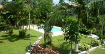 Exuberante gramado e jardim integrado com Piscina e Churrasqueiras ao fundo. :: Chalés Santorini - Foto 4 Exuberante gramado e jardim integrado com Piscina e Churrasqueiras ao fundo. :: Chalés Santorini - Foto 4