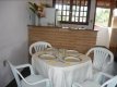 Sala privativa de cada Chalé com TV e Mesa para Refeições, separada da Cozinha (equipada) por Balcão em tijolinho à Vista e Madeira . :: Chalés Santorini - Foto 6 Sala privativa de cada Chalé com TV e Mesa para Refeições, separada da Cozinha (equipada) por Balcão em tijolinho à Vista e Madeira . :: Chalés Santorini - Foto 6