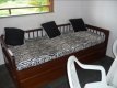 Sofá Bicama na Sala de cada Chalé: Estrutura em madeira e colchões revestidos com tecido decorado. :: Chalés Santorini - Foto 7 Sofá Bicama na Sala de cada Chalé: Estrutura em madeira e colchões revestidos com tecido decorado. :: Chalés Santorini - Foto 7