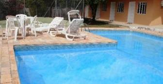 Linda piscina em formato L de frente para bar de piscina com churrasqueira :: Hotel Pousada Cantinho de Atibaia - Foto 1 Linda piscina em formato L de frente para bar de piscina com churrasqueira :: Hotel Pousada Cantinho de Atibaia - Foto 1