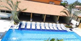 Piscina Adulto com Deck molhado e espreguiçadeiras. :: Acqua Infinity Pousada - Foto 1 Piscina Adulto com Deck molhado e espreguiçadeiras. :: Acqua Infinity Pousada - Foto 1