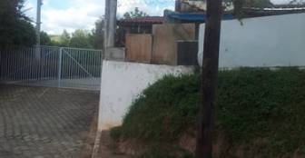 Frente ao alojamento dos padres :: Pousada Cachoeira dos Anjos - Foto 1 Frente ao alojamento dos padres :: Pousada Cachoeira dos Anjos - Foto 1