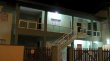 fachada com vista noturna e portão social,e portões de vaga de garagem privativas. :: Domus Chalé - Foto 2 fachada com vista noturna e portão social,e portões de vaga de garagem privativas. :: Domus Chalé - Foto 2